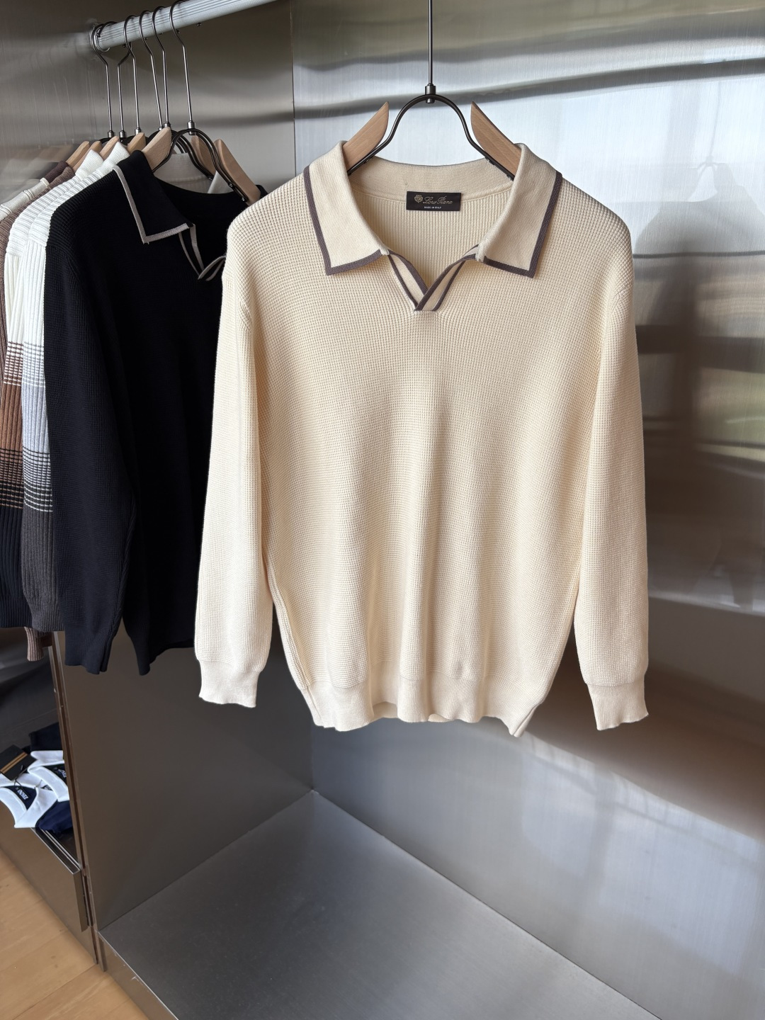 耗时王”菱形提花设计甄选超细优质纱线翻领短袖男士典藏款「耗时王」长袖针织奢雅工艺，触肤即高阶。

• 匠