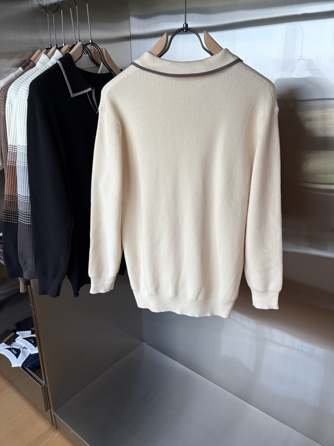 耗时王”菱形提花设计甄选超细优质纱线翻领短袖男士典藏款「耗时王」长袖针织奢雅工艺，触肤即高阶。

• 匠