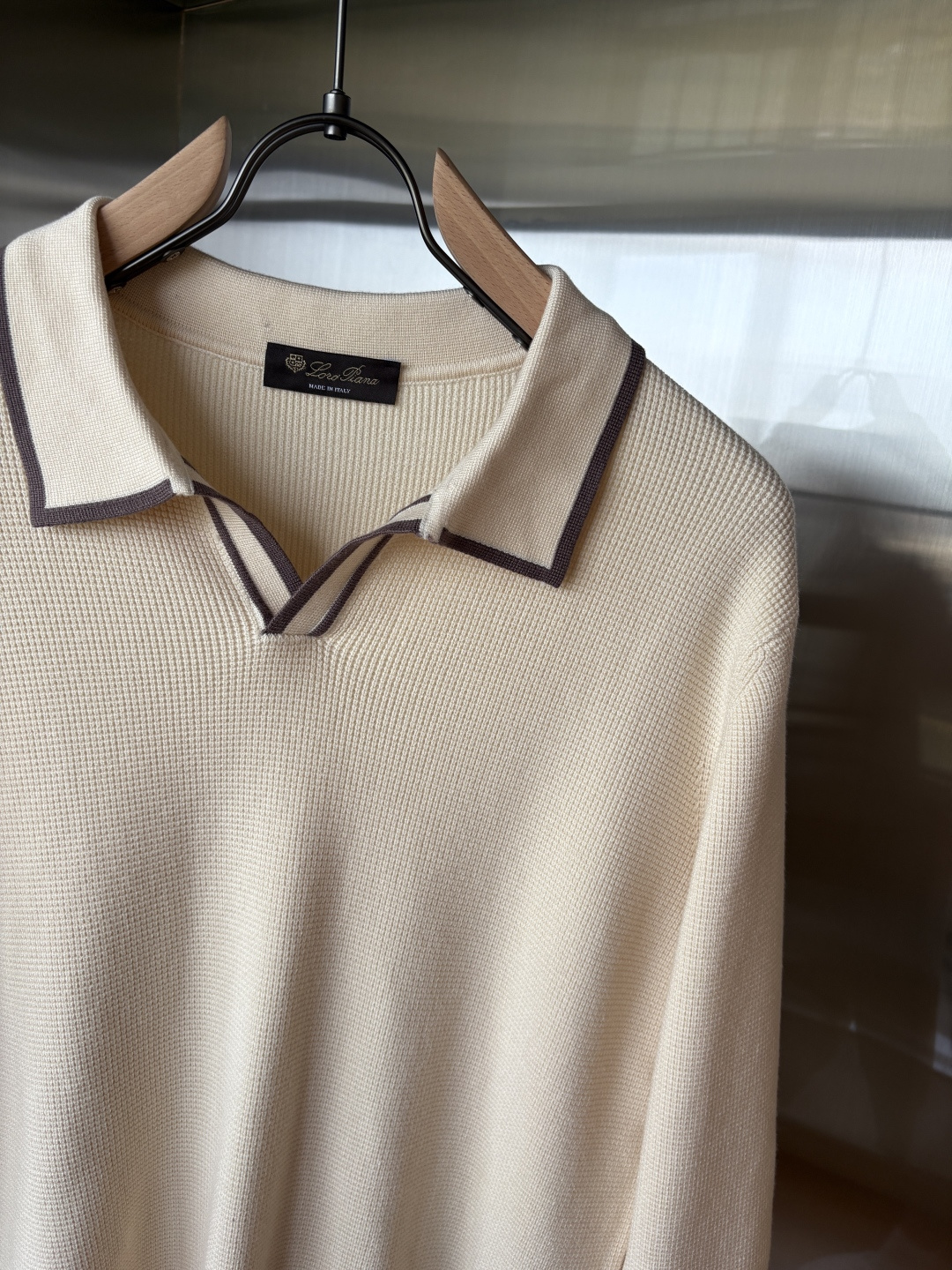 耗时王”菱形提花设计甄选超细优质纱线翻领短袖男士典藏款「耗时王」长袖针织奢雅工艺，触肤即高阶。

• 匠