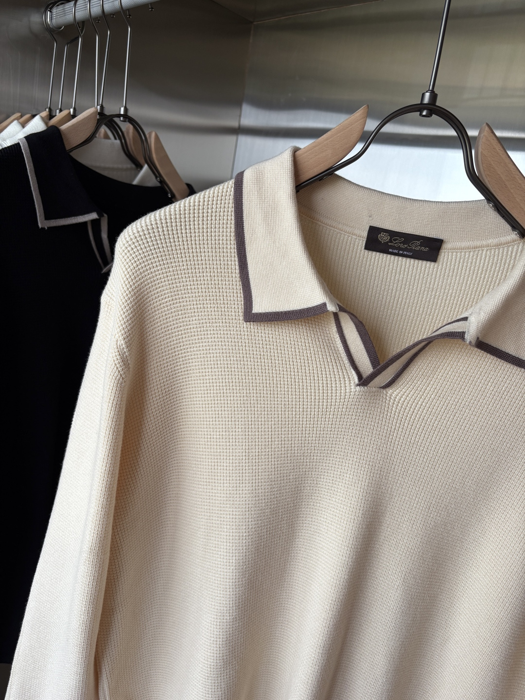 耗时王”菱形提花设计甄选超细优质纱线翻领短袖男士典藏款「耗时王」长袖针织奢雅工艺，触肤即高阶。

• 匠