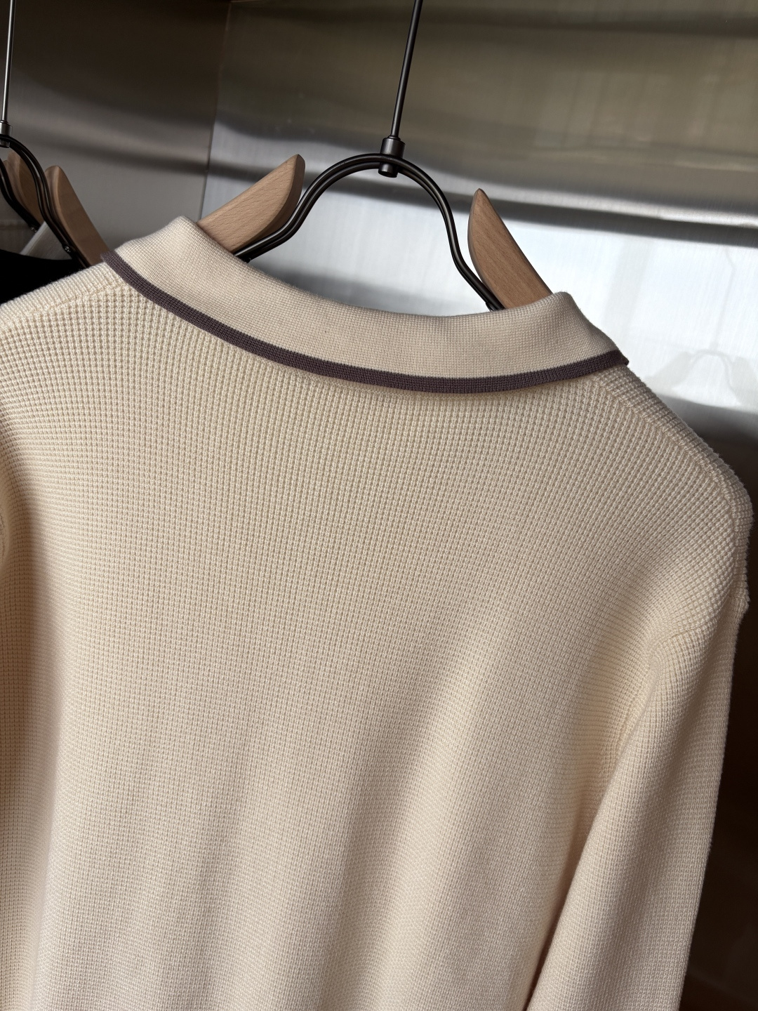 耗时王”菱形提花设计甄选超细优质纱线翻领短袖男士典藏款「耗时王」长袖针织奢雅工艺，触肤即高阶。

• 匠