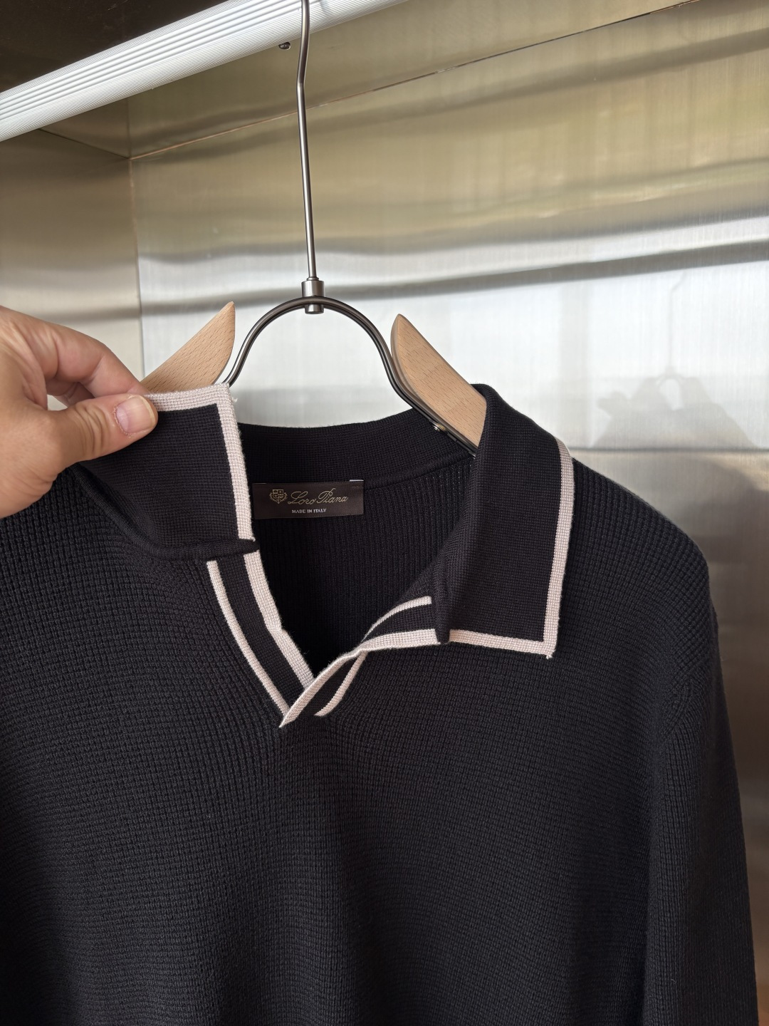 耗时王”菱形提花设计甄选超细优质纱线翻领短袖男士典藏款「耗时王」长袖针织奢雅工艺，触肤即高阶。

• 匠