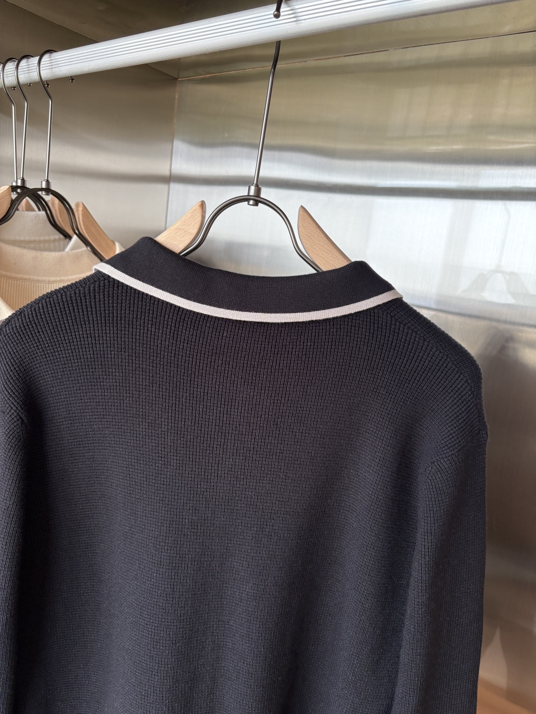 耗时王”菱形提花设计甄选超细优质纱线翻领短袖男士典藏款「耗时王」长袖针织奢雅工艺，触肤即高阶。

• 匠