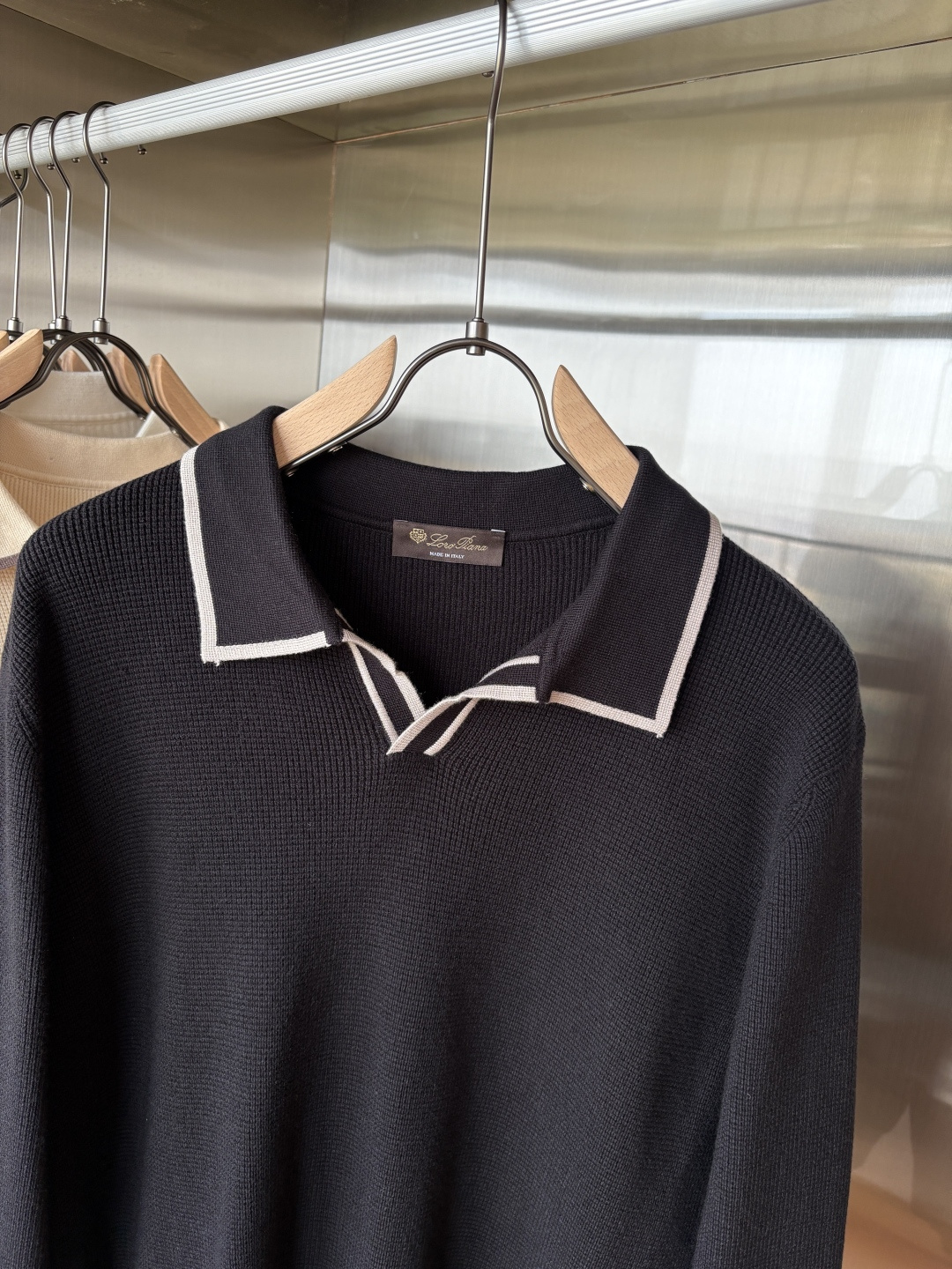 耗时王”菱形提花设计甄选超细优质纱线翻领短袖男士典藏款「耗时王」长袖针织奢雅工艺，触肤即高阶。

• 匠