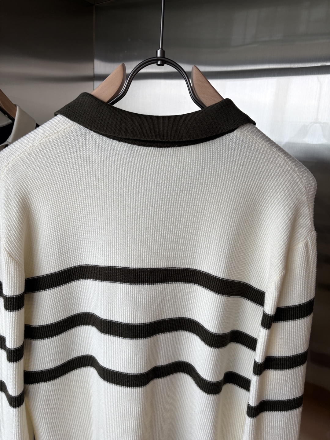 耗时王”菱形提花设计甄选超细优质纱线翻领短袖男士典藏款「耗时王」长袖针织奢雅工艺，触肤即高阶。

• 匠