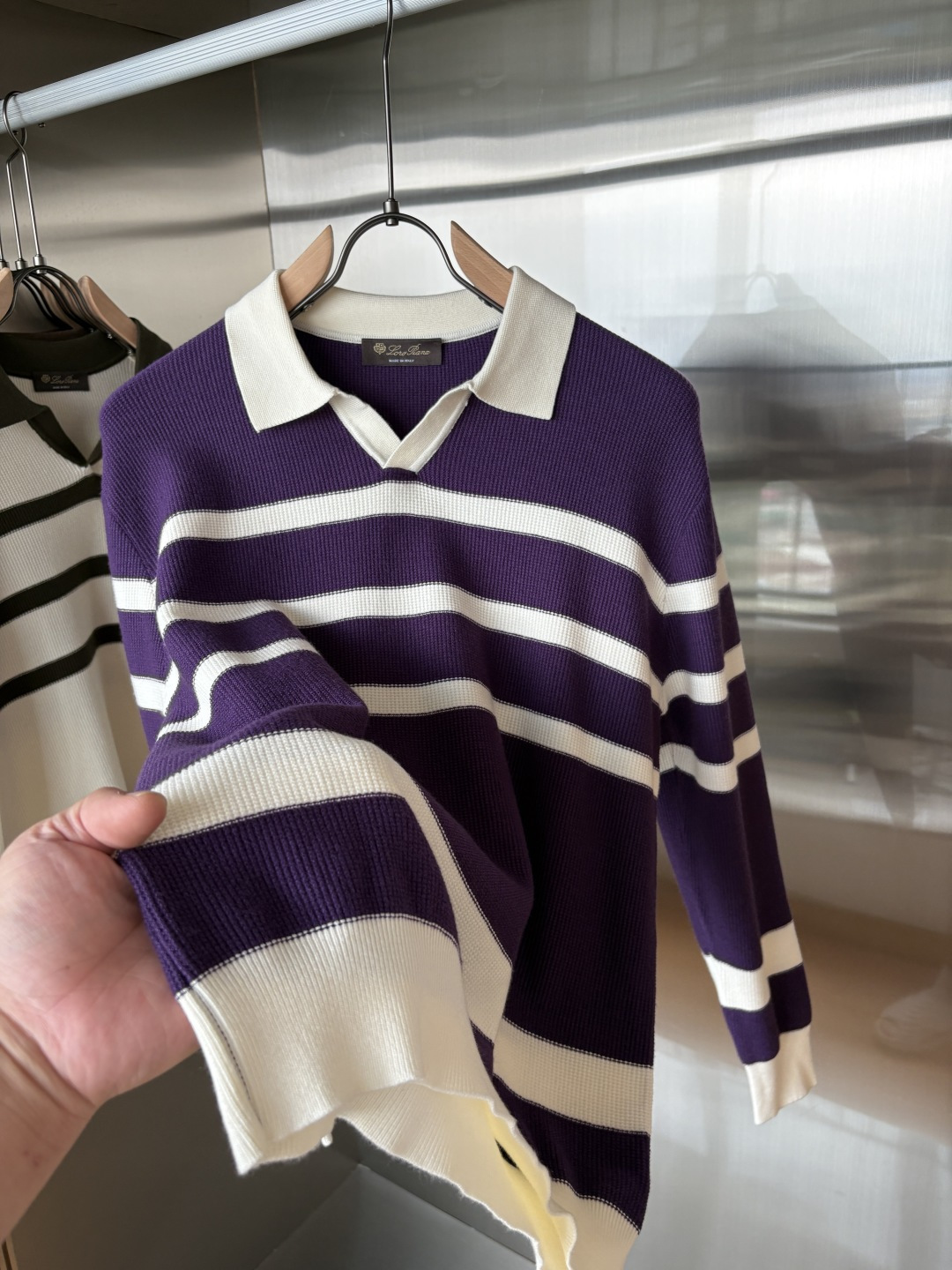 耗时王”菱形提花设计甄选超细优质纱线翻领短袖男士典藏款「耗时王」长袖针织奢雅工艺，触肤即高阶。

• 匠