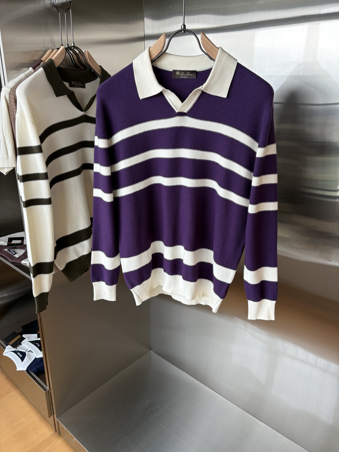 NO:514054,Time-consuming King' diamond jacquard design selects ultra-fine high-quality yarn lapel short-sleeved men's collection 'Time-consuming King' long-sleeved knitting and elegant craftsmanship, which touches the skin with high-end style. The ingenuity of diamond-shaped hollow jacquard is carved with three-dimensional diamond jacquard that takes months to carve, and the architectural aesthetic texture is weaving between warp and weft. The light and shadow penetrate through, and the gestures show low-key luxury. Classic lattice lapel long-sleeved design Simple lapel outlines neat lines, short-sleeved cut is suitable for multiple scenes - the layered suits during business meetings show elegance, casual wear reveals gentleman's taste, and the collection style never fades. The ultimate quality testimony of details Precision turning ensures that the seams are flat, the bone position is reinforced and durable and does not deform; the neckline threads have been washed and tested, and they are still as crisp as new as they wear for a long time, and every detail is a testimony of 'time-consuming'.  Code number M-3XL, T-shirt, business suit, alexander wang19860909耗时王”菱形提花设计甄选超细优质纱线翻领短袖男士典藏款「耗时王」长袖针织奢雅工艺,触肤即高阶. 匠心底蕴菱形镂空提花 耗时数月雕琢的立体菱形提花,经纬间织就建筑美学肌理,光影穿透时显隐交错,举手投足尽展低调奢华. 经典型格翻领长袖设计 简约翻领勾勒利落线条,短袖剪裁适配多场景——商务会晤时叠搭西装显儒雅,休闲时光单穿流露绅士品味,典藏款型永不褪色. 细节至臻品质见证 精密车工确保接缝平整,骨位加固耐穿不变形；领口螺纹经水洗测试,久穿仍挺括如新,每一处细节皆为「耗时」证言. 码数M-3XL,,T-shirt,business suit,alexander wang,Men's clothing