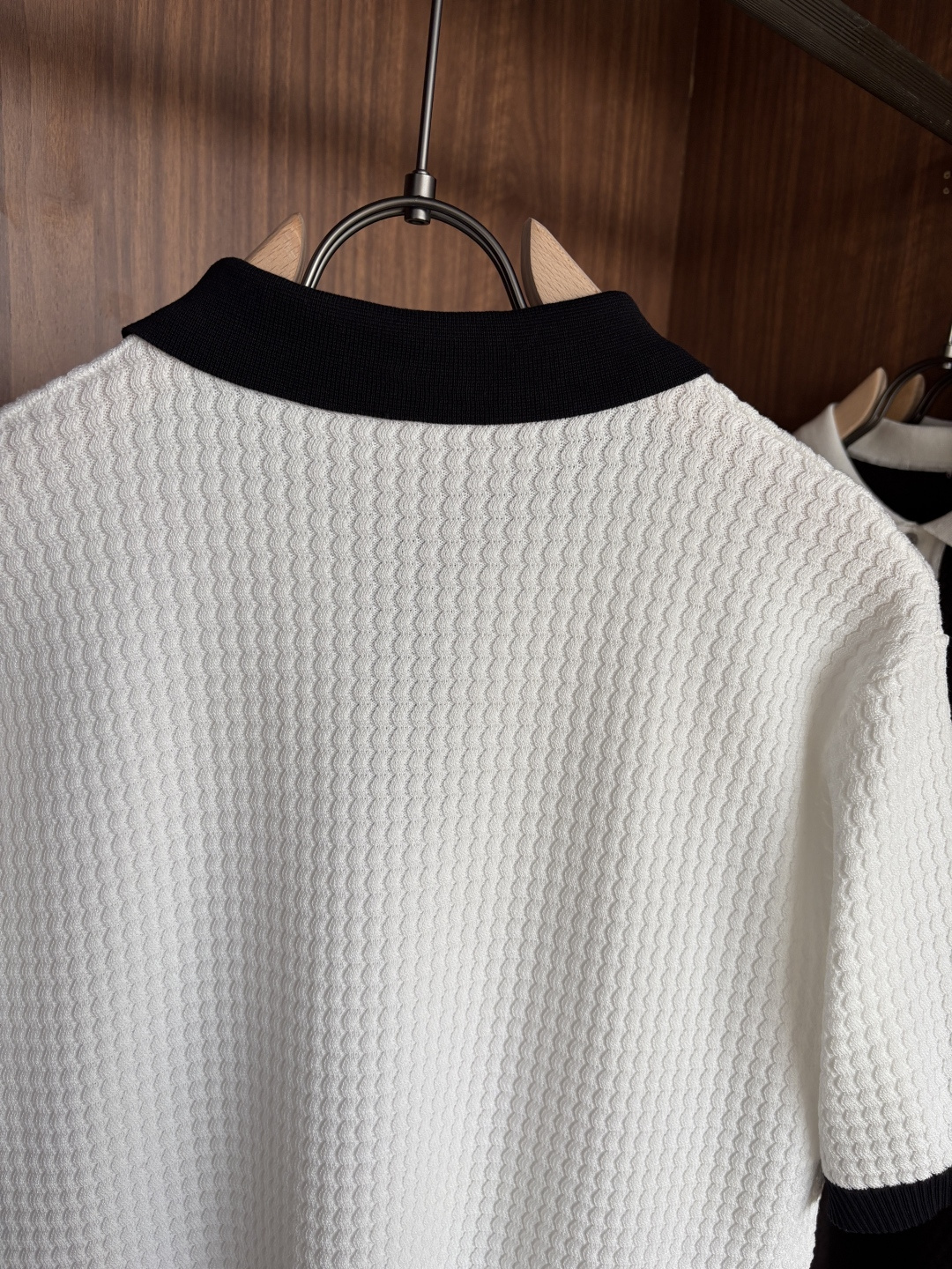 耗时王”菱形提花设计甄选超细优质纱线翻领短袖男士典藏款「耗时王」长袖针织奢雅工艺，触肤即高阶。• 匠心底