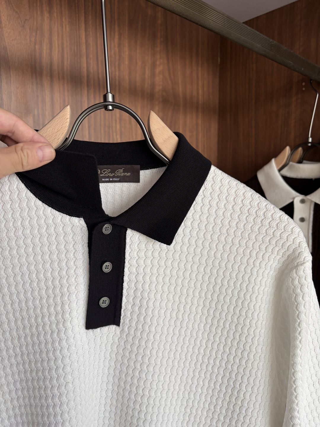 耗时王”菱形提花设计甄选超细优质纱线翻领短袖男士典藏款「耗时王」长袖针织奢雅工艺，触肤即高阶。• 匠心底