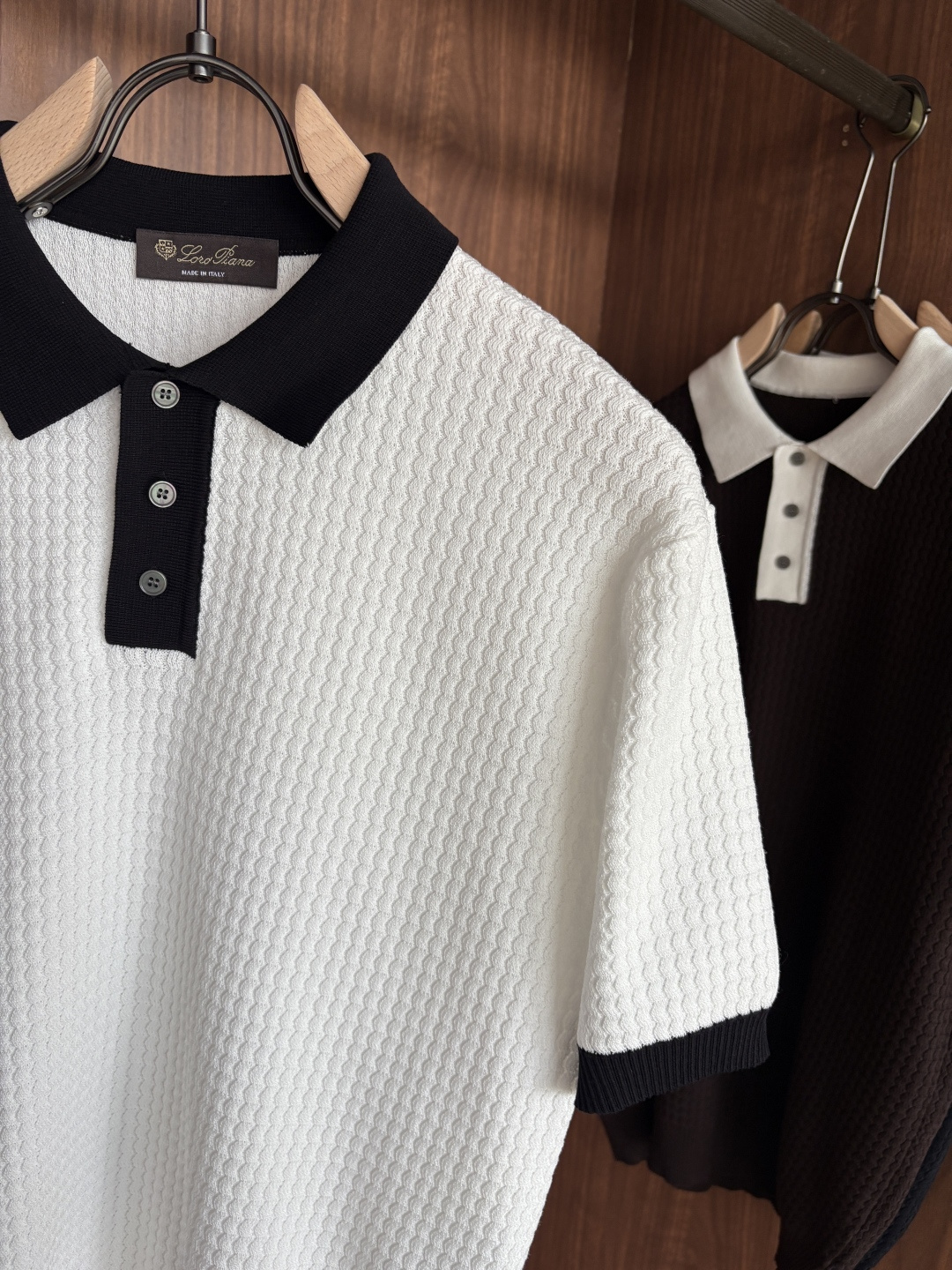 耗时王”菱形提花设计甄选超细优质纱线翻领短袖男士典藏款「耗时王」长袖针织奢雅工艺，触肤即高阶。• 匠心底