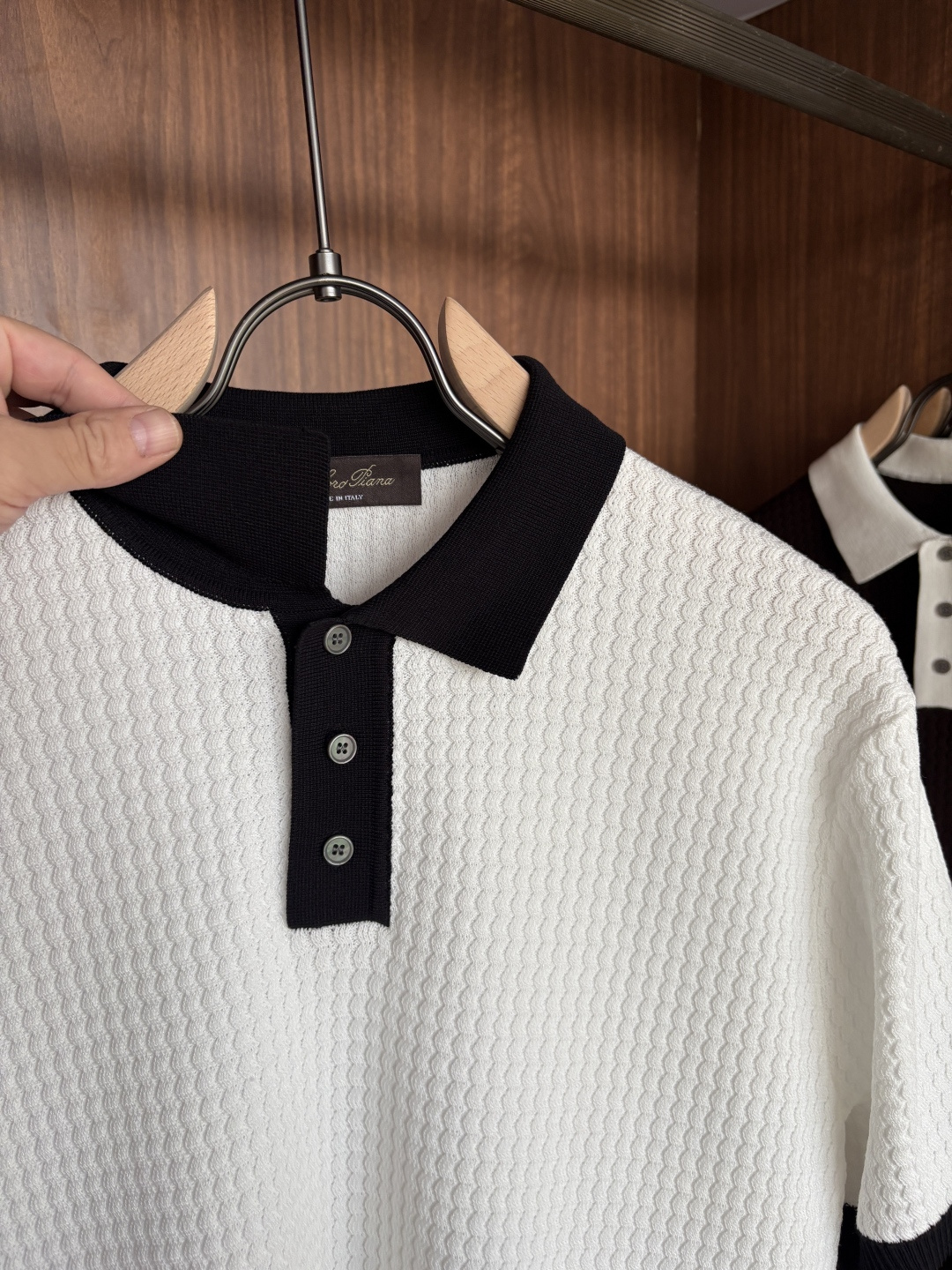 耗时王”菱形提花设计甄选超细优质纱线翻领短袖男士典藏款「耗时王」长袖针织奢雅工艺，触肤即高阶。• 匠心底