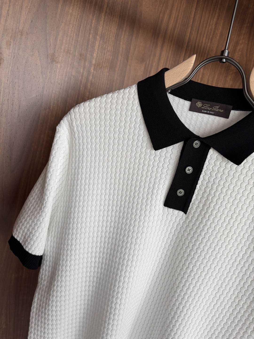 耗时王”菱形提花设计甄选超细优质纱线翻领短袖男士典藏款「耗时王」长袖针织奢雅工艺，触肤即高阶。• 匠心底