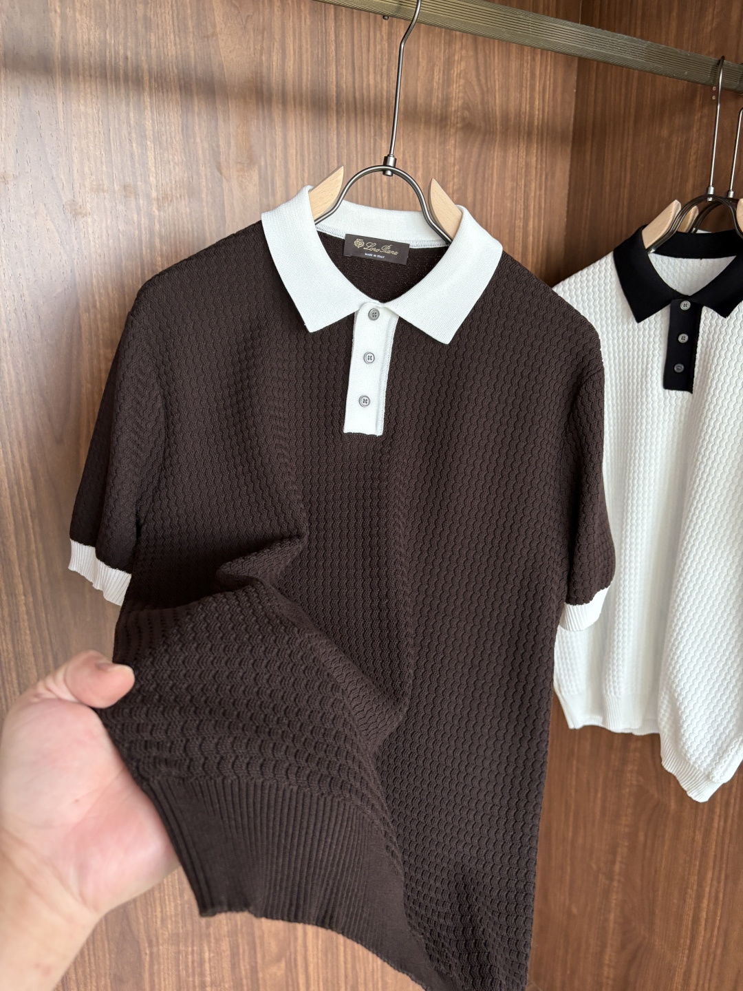 耗时王”菱形提花设计甄选超细优质纱线翻领短袖男士典藏款「耗时王」长袖针织奢雅工艺，触肤即高阶。• 匠心底