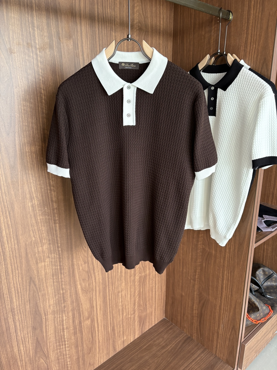 耗时王”菱形提花设计甄选超细优质纱线翻领短袖男士典藏款「耗时王」长袖针织奢雅工艺，触肤即高阶。• 匠心底