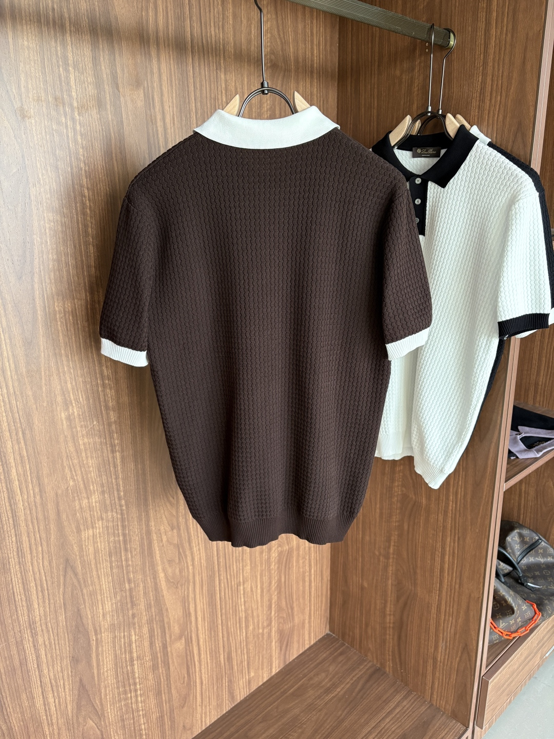 耗时王”菱形提花设计甄选超细优质纱线翻领短袖男士典藏款「耗时王」长袖针织奢雅工艺，触肤即高阶。• 匠心底