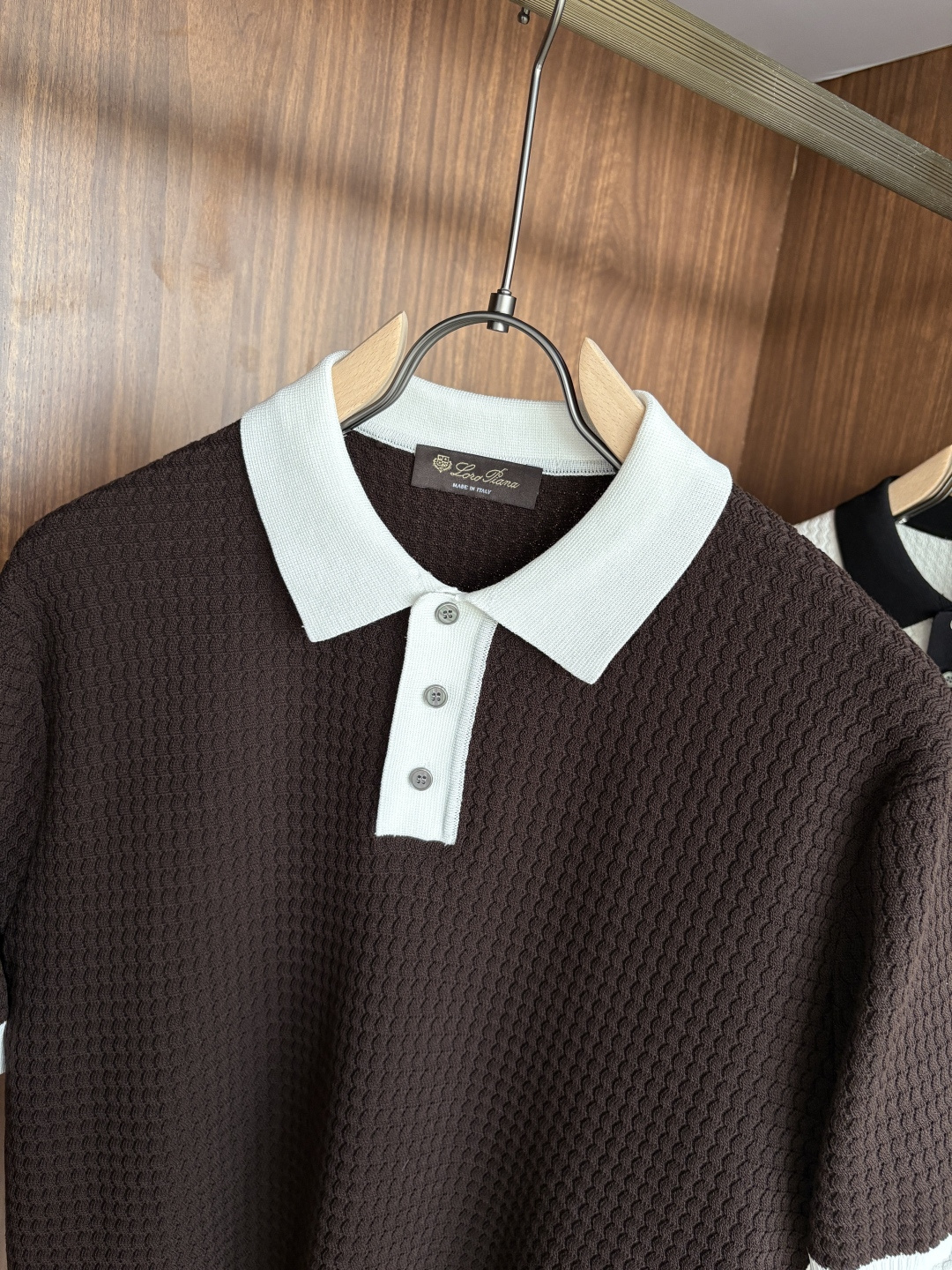 耗时王”菱形提花设计甄选超细优质纱线翻领短袖男士典藏款「耗时王」长袖针织奢雅工艺，触肤即高阶。• 匠心底