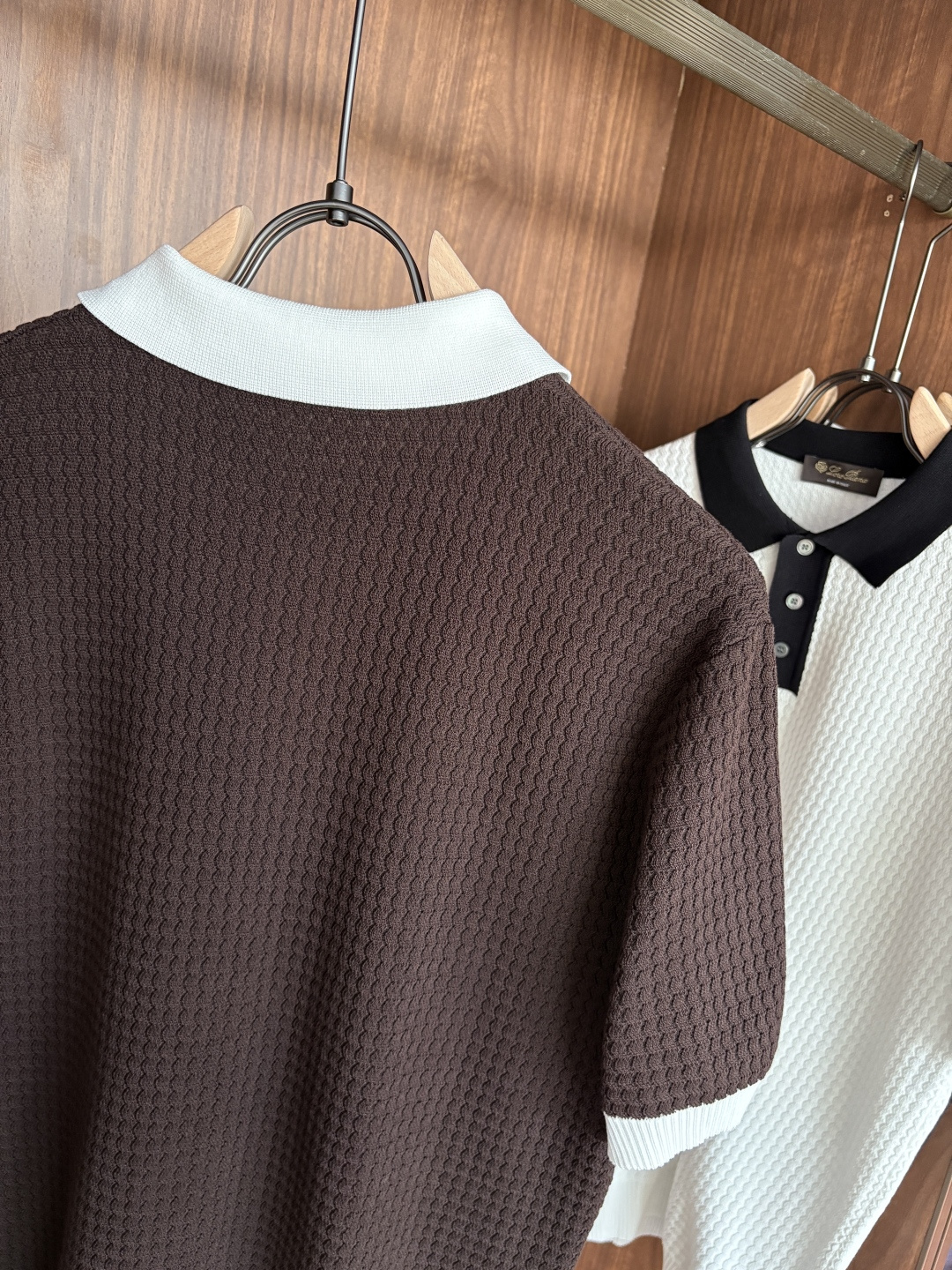 耗时王”菱形提花设计甄选超细优质纱线翻领短袖男士典藏款「耗时王」长袖针织奢雅工艺，触肤即高阶。• 匠心底