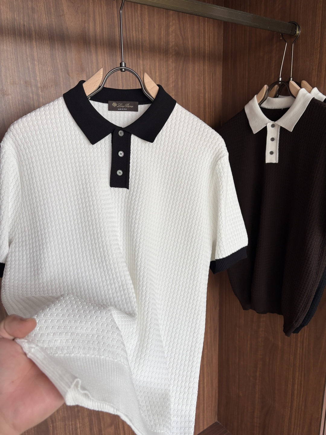 耗时王”菱形提花设计甄选超细优质纱线翻领短袖男士典藏款「耗时王」长袖针织奢雅工艺，触肤即高阶。• 匠心底