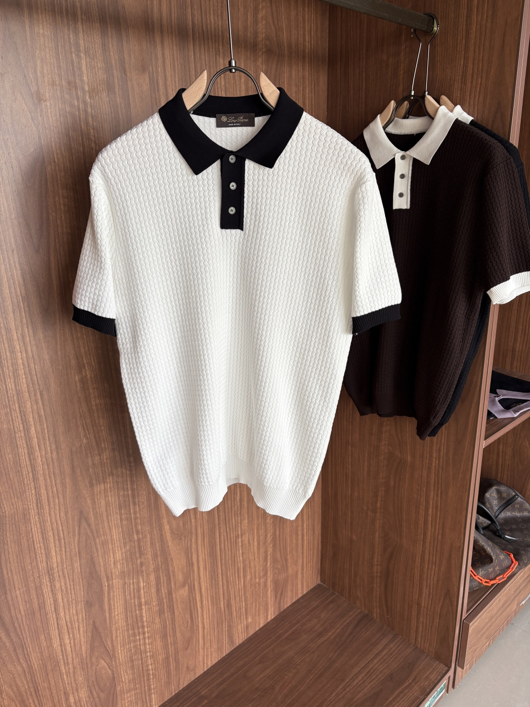 耗时王”菱形提花设计甄选超细优质纱线翻领短袖男士典藏款「耗时王」长袖针织奢雅工艺，触肤即高阶。• 匠心底