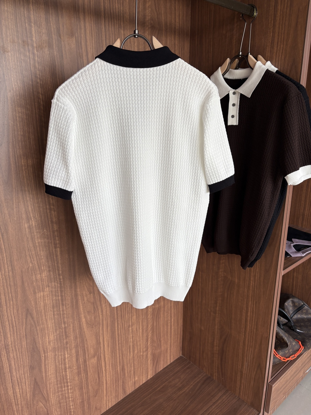 耗时王”菱形提花设计甄选超细优质纱线翻领短袖男士典藏款「耗时王」长袖针织奢雅工艺，触肤即高阶。• 匠心底