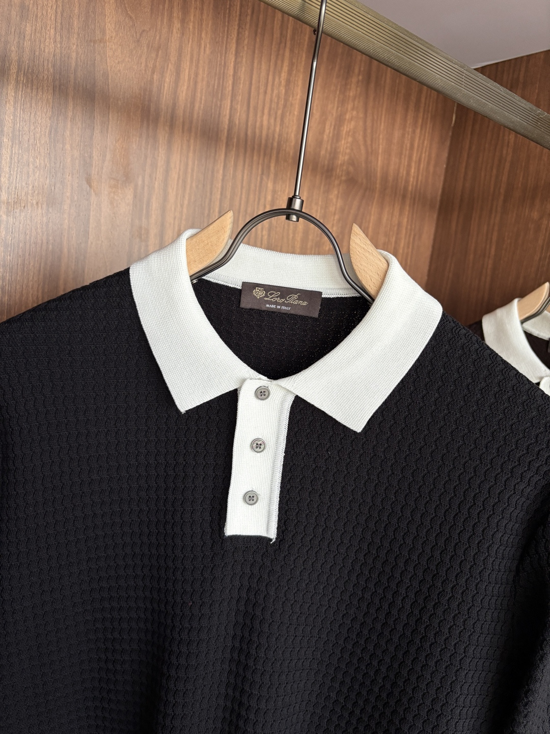 耗时王”菱形提花设计甄选超细优质纱线翻领短袖男士典藏款「耗时王」长袖针织奢雅工艺，触肤即高阶。• 匠心底