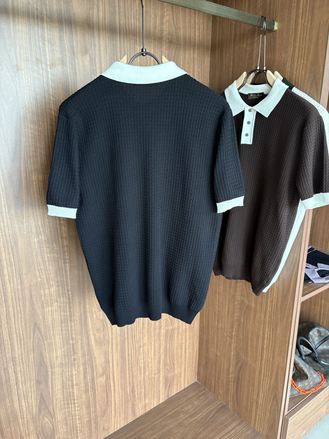 耗时王”菱形提花设计甄选超细优质纱线翻领短袖男士典藏款「耗时王」长袖针织奢雅工艺，触肤即高阶。• 匠心底