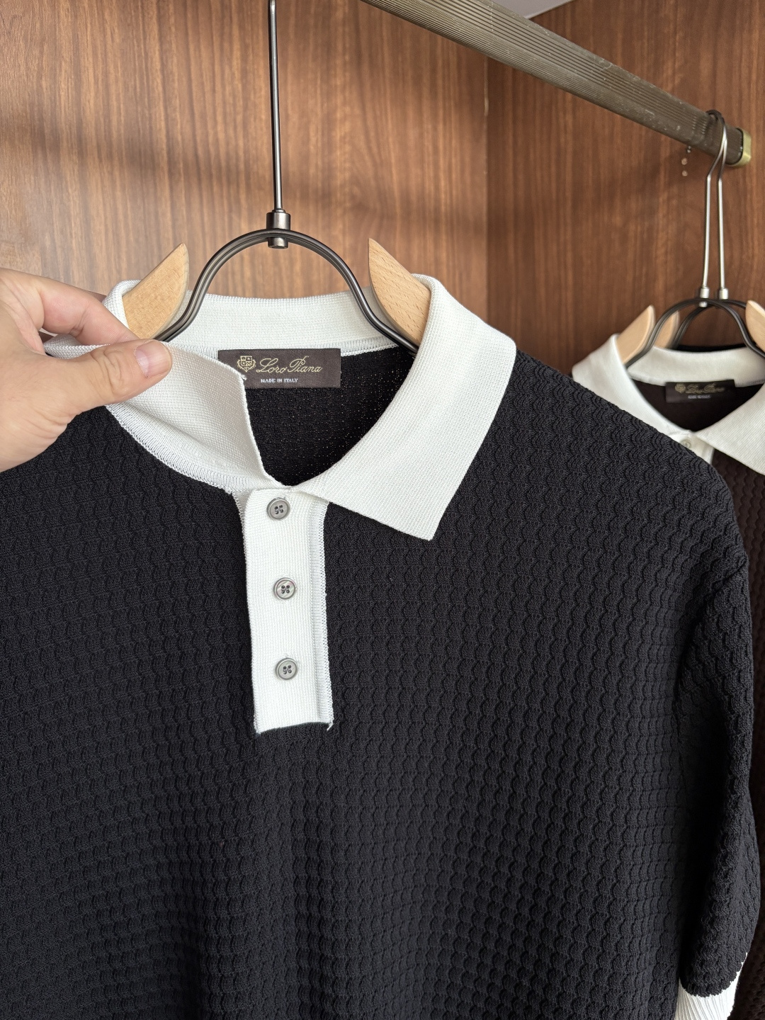 耗时王”菱形提花设计甄选超细优质纱线翻领短袖男士典藏款「耗时王」长袖针织奢雅工艺，触肤即高阶。• 匠心底