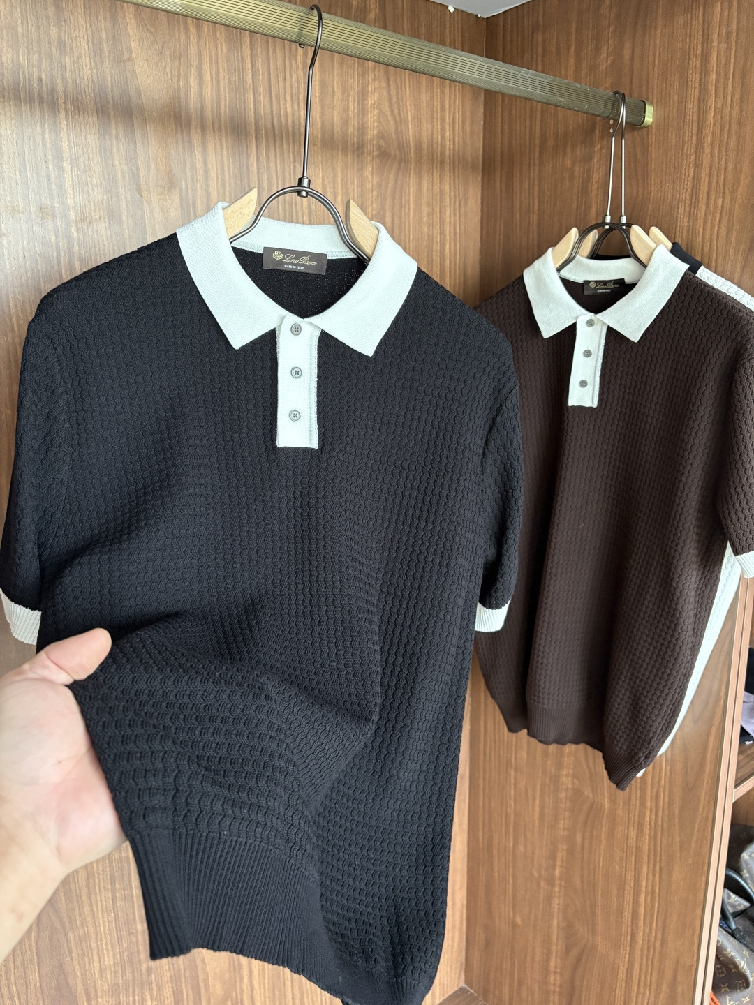 耗时王”菱形提花设计甄选超细优质纱线翻领短袖男士典藏款「耗时王」长袖针织奢雅工艺，触肤即高阶。• 匠心底