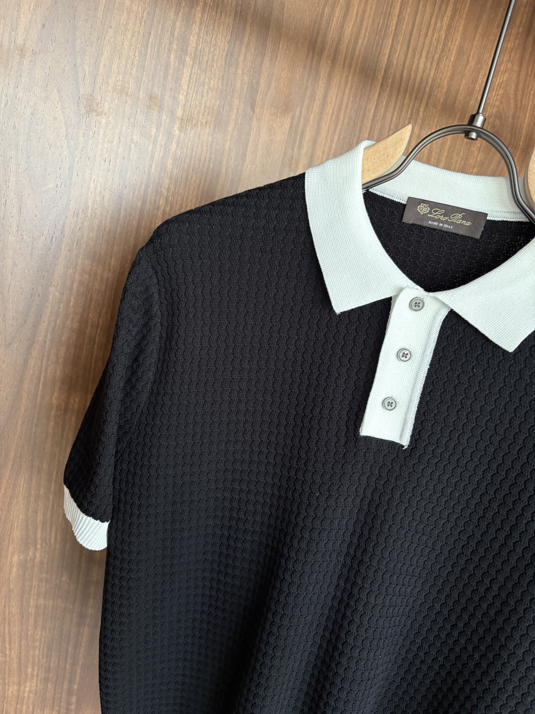 耗时王”菱形提花设计甄选超细优质纱线翻领短袖男士典藏款「耗时王」长袖针织奢雅工艺，触肤即高阶。• 匠心底