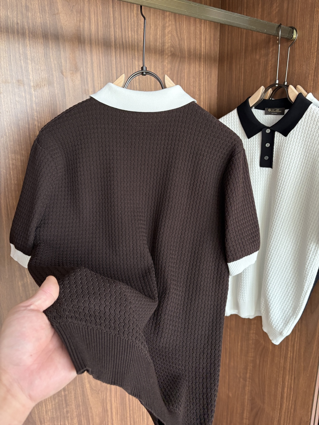 耗时王”菱形提花设计甄选超细优质纱线翻领短袖男士典藏款「耗时王」长袖针织奢雅工艺，触肤即高阶。• 匠心底