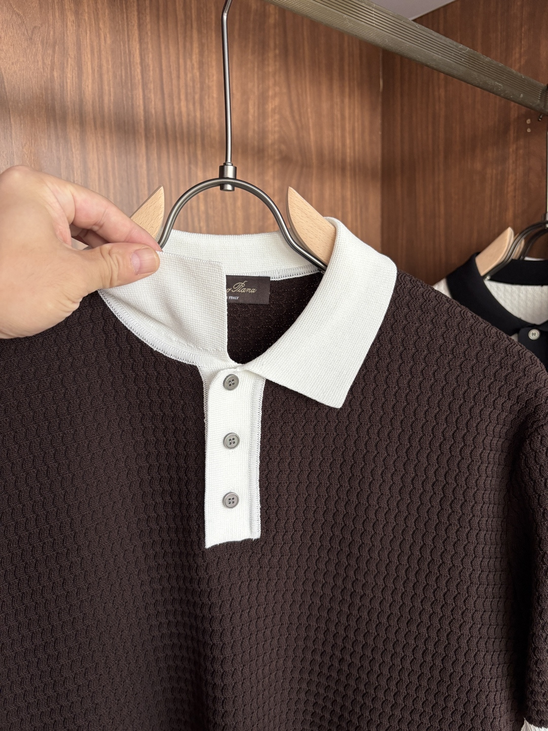 耗时王”菱形提花设计甄选超细优质纱线翻领短袖男士典藏款「耗时王」长袖针织奢雅工艺，触肤即高阶。• 匠心底