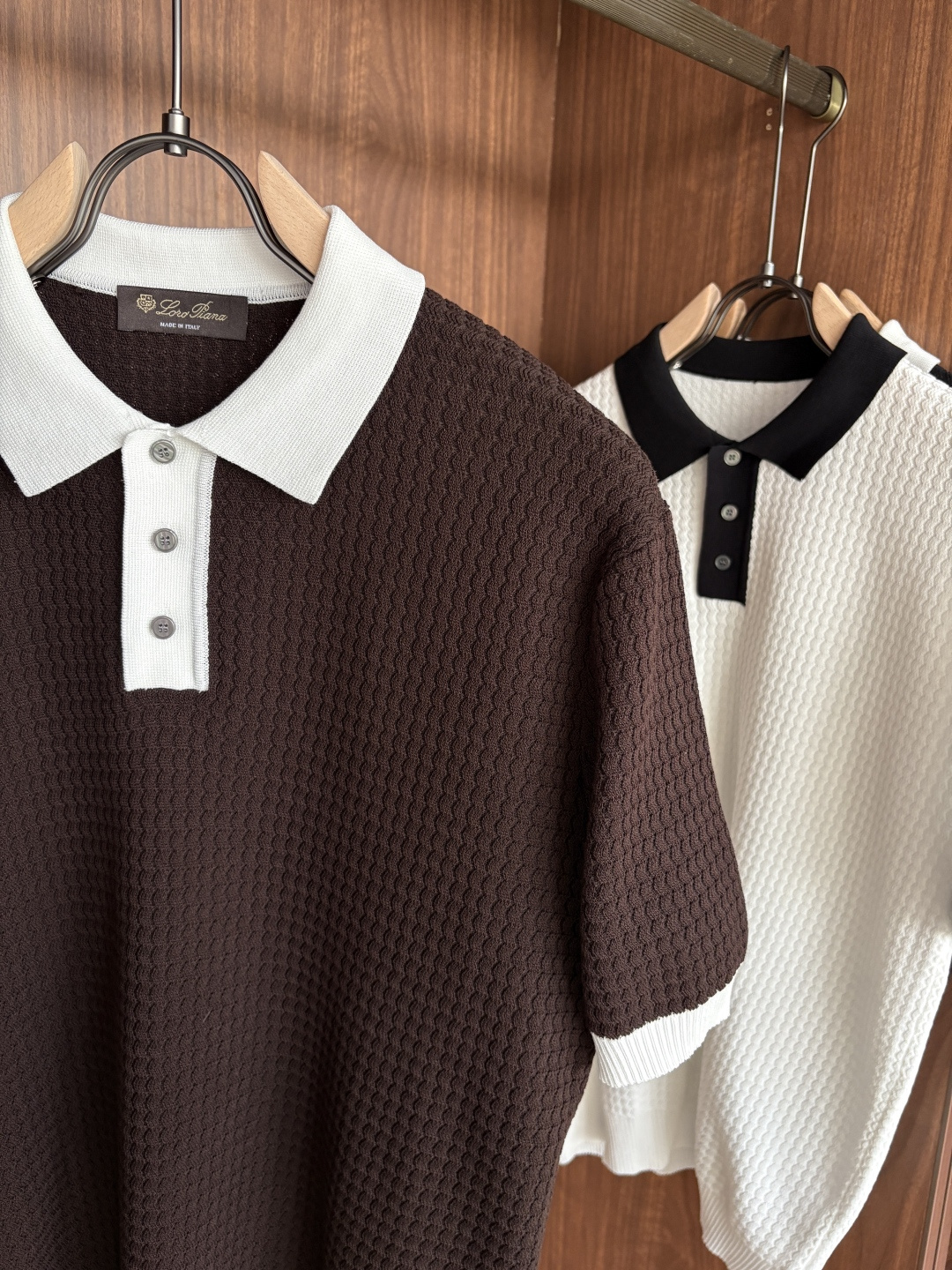 耗时王”菱形提花设计甄选超细优质纱线翻领短袖男士典藏款「耗时王」长袖针织奢雅工艺，触肤即高阶。• 匠心底