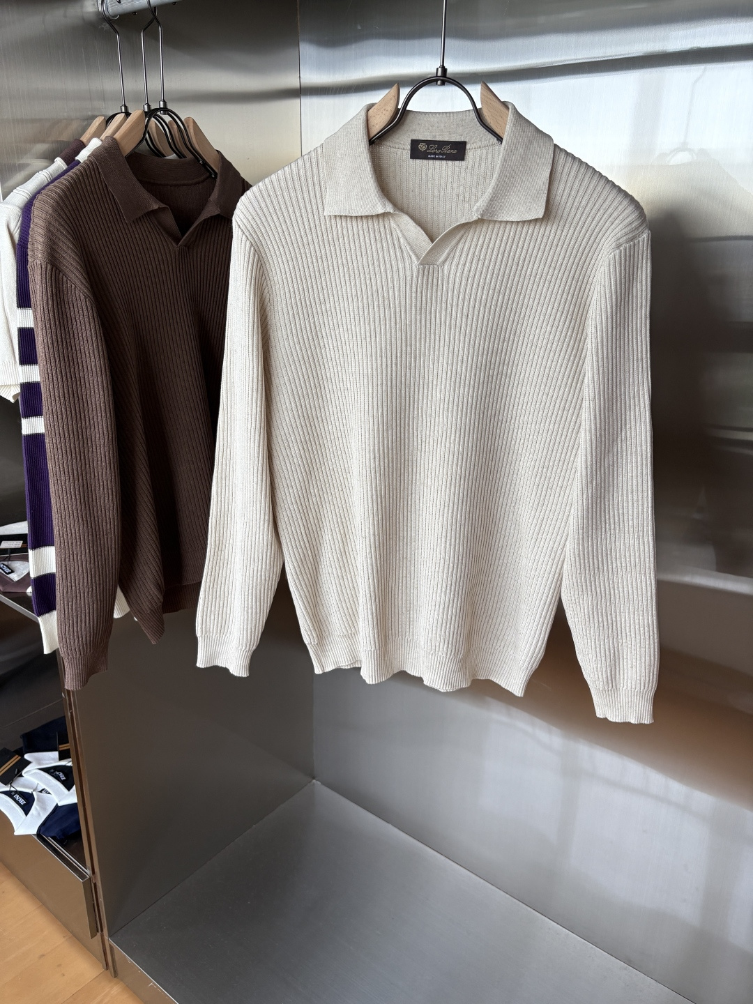 NO:519645,Time-consuming King' diamond jacquard design selects ultra-fine high-quality yarn lapel short-sleeved men's collection 'Time-consuming King' long-sleeved knitting and elegant craftsmanship, which touches the skin with high-end style. The ingenuity of diamond-shaped hollow jacquard is carved with three-dimensional diamond jacquard that takes months to carve, and the architectural aesthetic texture is weaving between warp and weft. The light and shadow penetrate through, and the gestures show low-key luxury. Classic lattice lapel long-sleeved design Simple lapel outlines neat lines, short-sleeved cut is suitable for multiple scenes - the layered suits during business meetings show elegance, casual wear reveals gentleman's taste, and the collection style never fades. The ultimate quality testimony of details Precision turning ensures that the seams are flat, the bone position is reinforced and durable and does not deform; the neckline threads have been washed and tested, and they are still as crisp as new as they wear for a long time, and every detail is a testimony of 'time-consuming'.  Code number M-3XL, T-shirt, business suit, alexander wang19860909耗时王”菱形提花设计甄选超细优质纱线翻领短袖男士典藏款「耗时王」长袖针织奢雅工艺,触肤即高阶. 匠心底蕴菱形镂空提花 耗时数月雕琢的立体菱形提花,经纬间织就建筑美学肌理,光影穿透时显隐交错,举手投足尽展低调奢华. 经典型格翻领长袖设计 简约翻领勾勒利落线条,短袖剪裁适配多场景——商务会晤时叠搭西装显儒雅,休闲时光单穿流露绅士品味,典藏款型永不褪色. 细节至臻品质见证 精密车工确保接缝平整,骨位加固耐穿不变形；领口螺纹经水洗测试,久穿仍挺括如新,每一处细节皆为「耗时」证言. 码数M-3XL,,T-shirt,business suit,alexander wang,Men's clothing