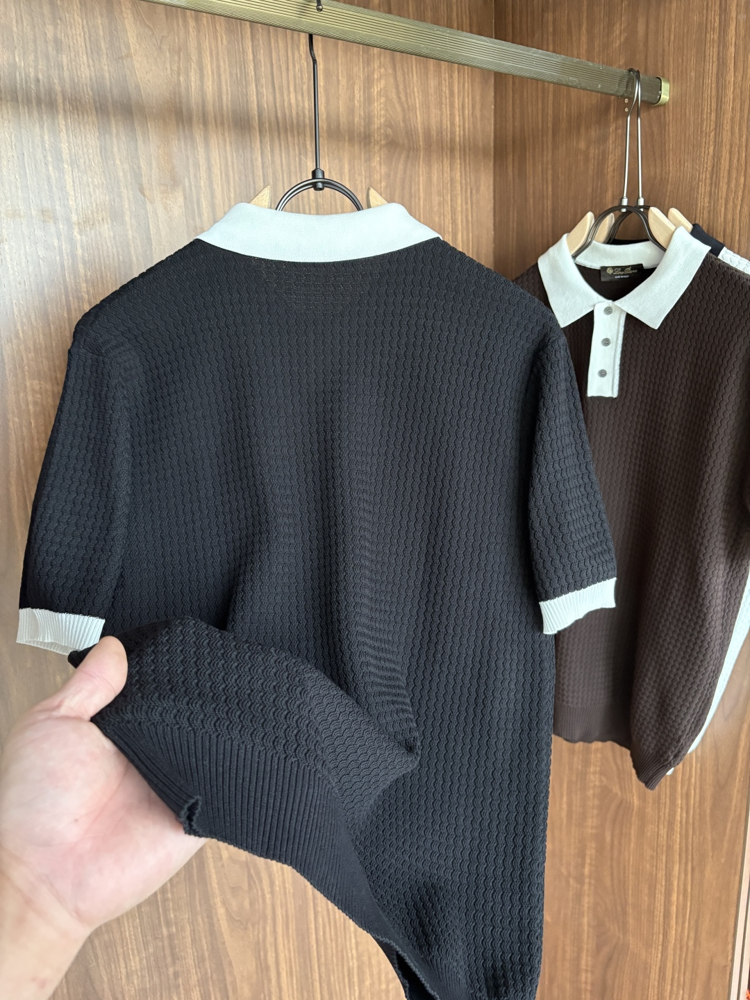 耗时王”菱形提花设计甄选超细优质纱线翻领短袖男士典藏款「耗时王」长袖针织奢雅工艺，触肤即高阶。• 匠心底