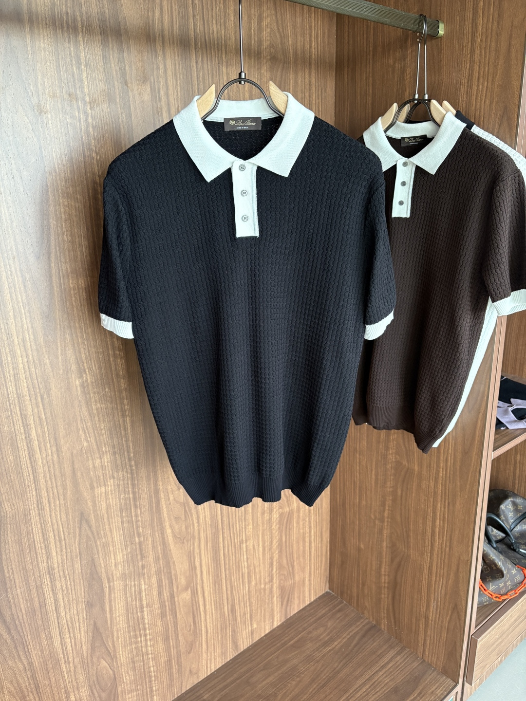 耗时王”菱形提花设计甄选超细优质纱线翻领短袖男士典藏款「耗时王」长袖针织奢雅工艺，触肤即高阶。• 匠心底