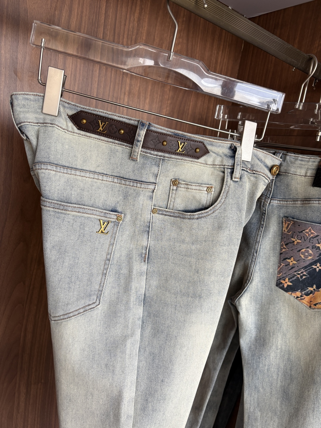 超级有范儿的一款牛仔裤，定制原版水洗牛仔面料，独特设计，顶级刺绣工艺字母图案logo，原版五金辅料装饰，