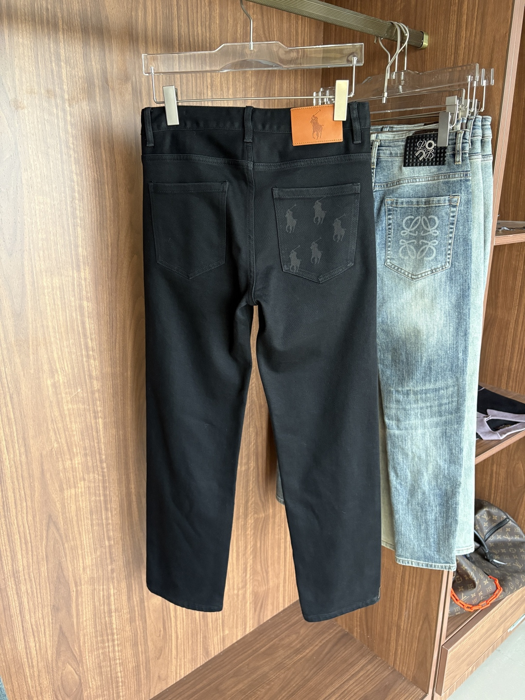 超级有范儿的一款牛仔裤，定制原版水洗牛仔面料，独特设计，顶级刺绣工艺字母图案logo，原版五金辅料装饰，