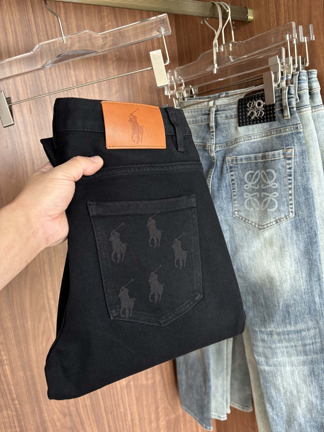 超级有范儿的一款牛仔裤，定制原版水洗牛仔面料，独特设计，顶级刺绣工艺字母图案logo，原版五金辅料装饰，