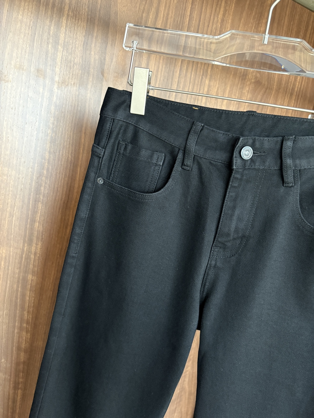 超级有范儿的一款牛仔裤，定制原版水洗牛仔面料，独特设计，顶级刺绣工艺字母图案logo，原版五金辅料装饰，