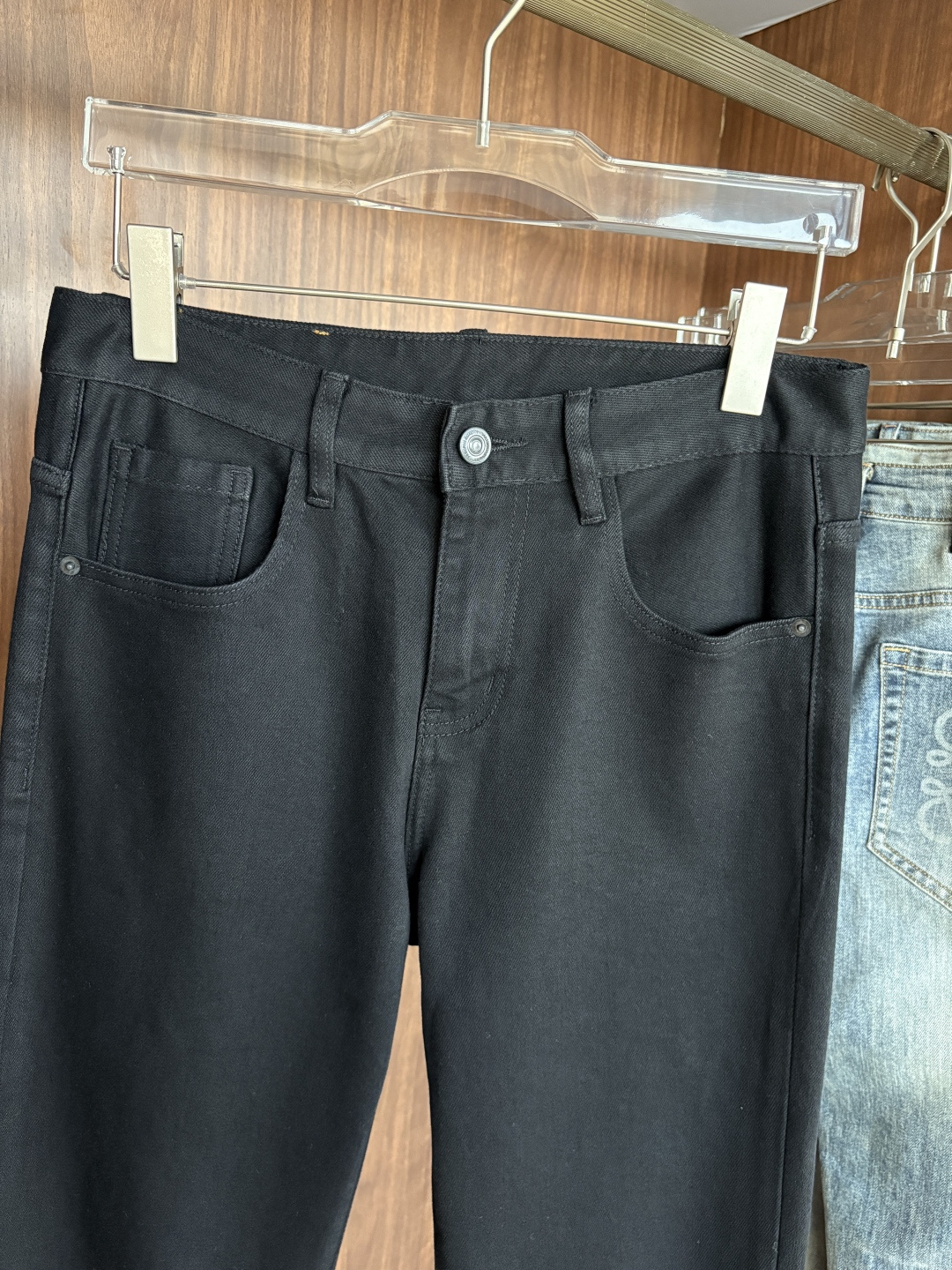 超级有范儿的一款牛仔裤，定制原版水洗牛仔面料，独特设计，顶级刺绣工艺字母图案logo，原版五金辅料装饰，