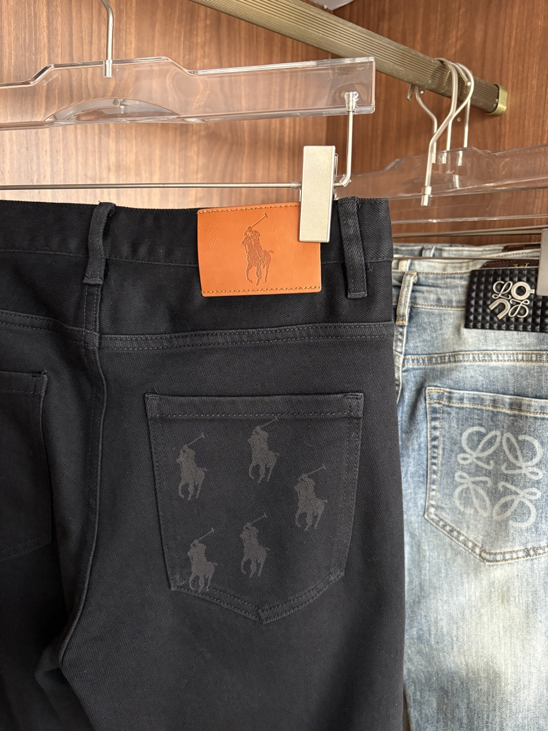 超级有范儿的一款牛仔裤，定制原版水洗牛仔面料，独特设计，顶级刺绣工艺字母图案logo，原版五金辅料装饰，