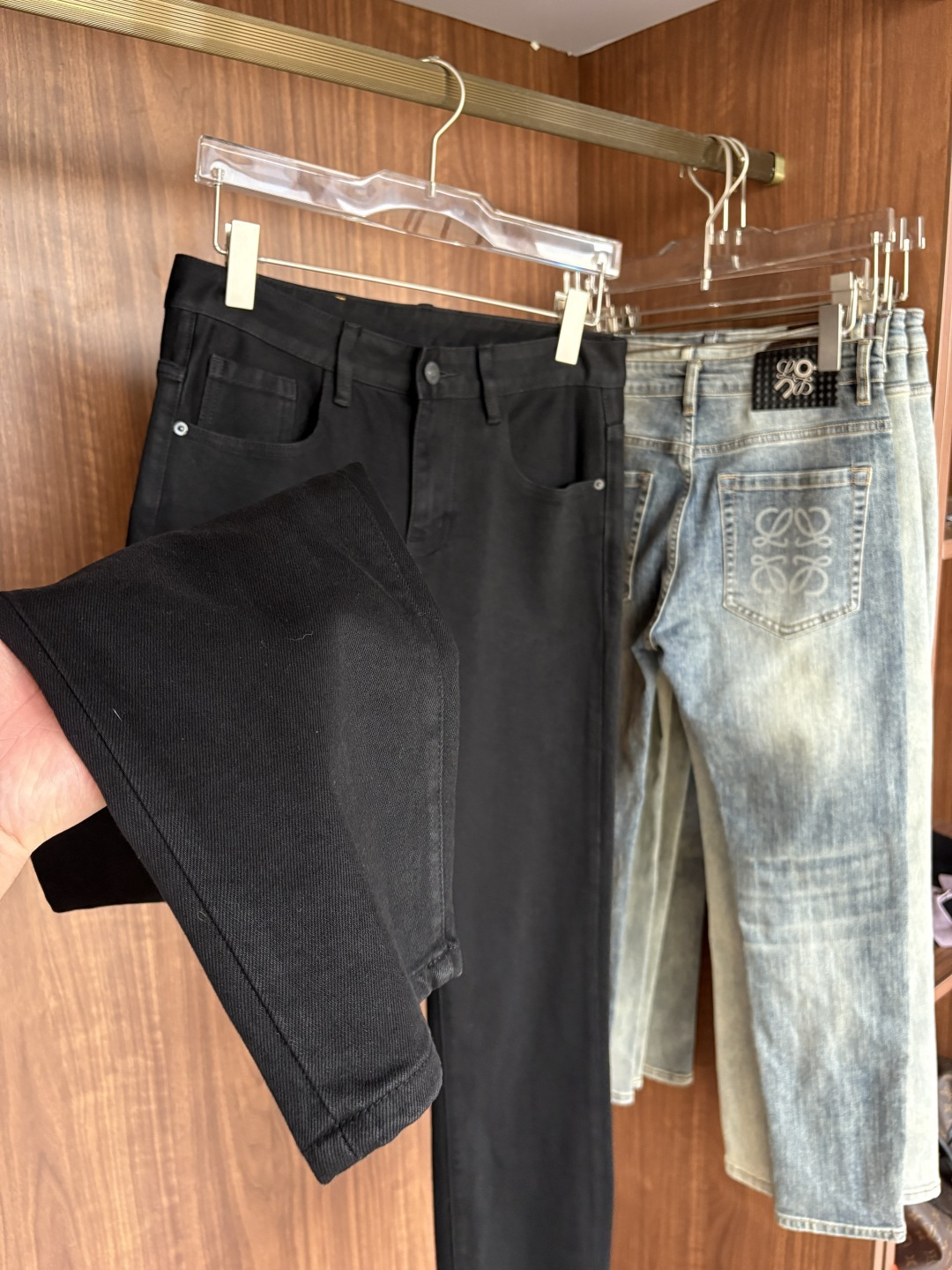 超级有范儿的一款牛仔裤，定制原版水洗牛仔面料，独特设计，顶级刺绣工艺字母图案logo，原版五金辅料装饰，