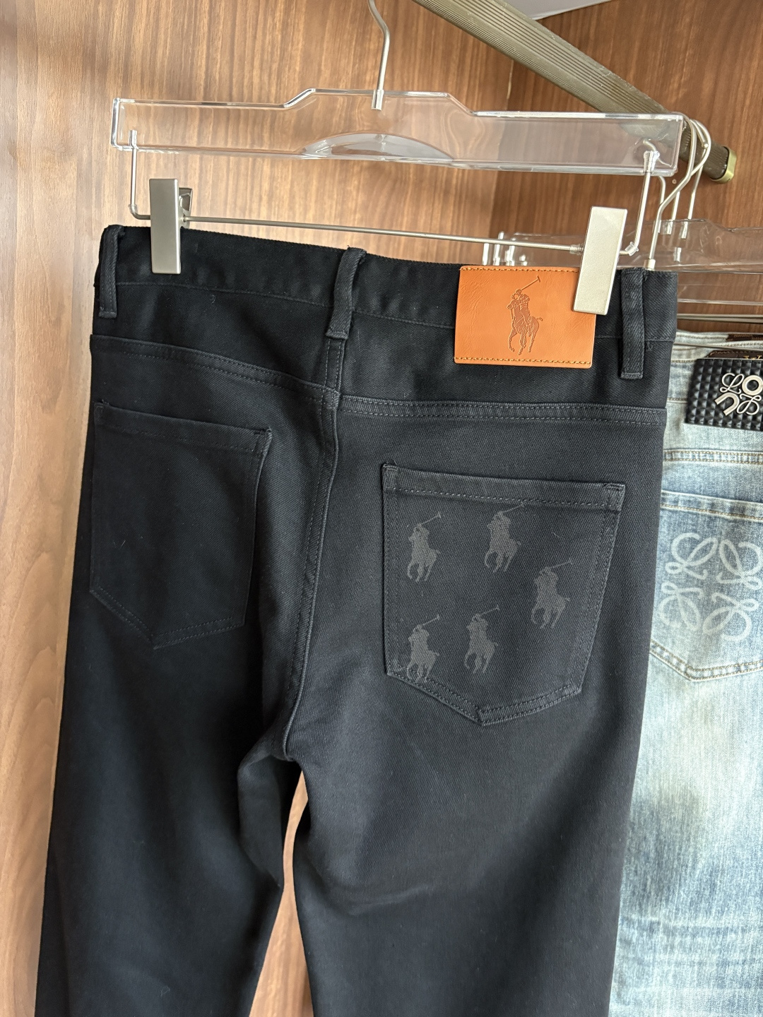 超级有范儿的一款牛仔裤，定制原版水洗牛仔面料，独特设计，顶级刺绣工艺字母图案logo，原版五金辅料装饰，