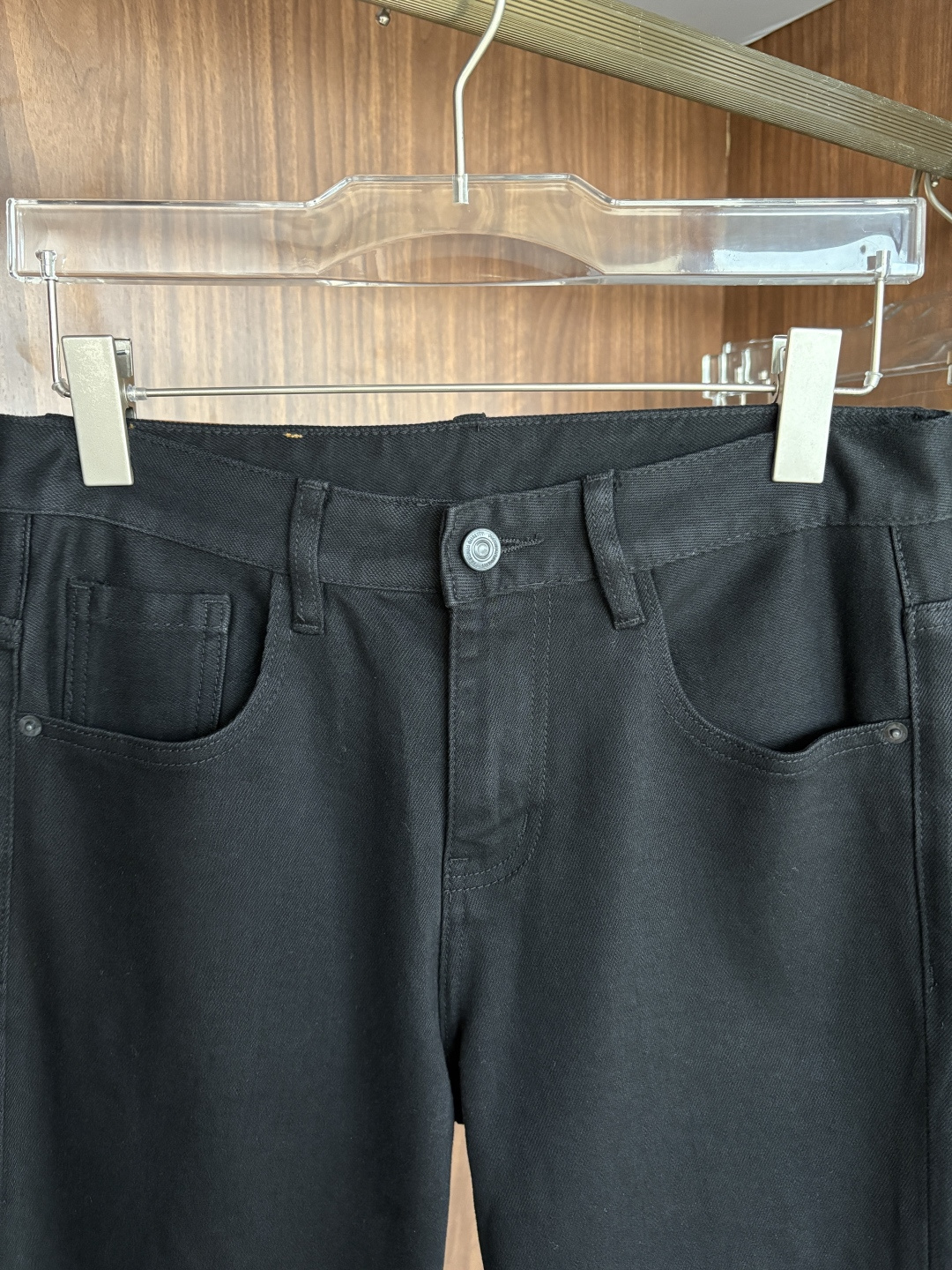 超级有范儿的一款牛仔裤，定制原版水洗牛仔面料，独特设计，顶级刺绣工艺字母图案logo，原版五金辅料装饰，