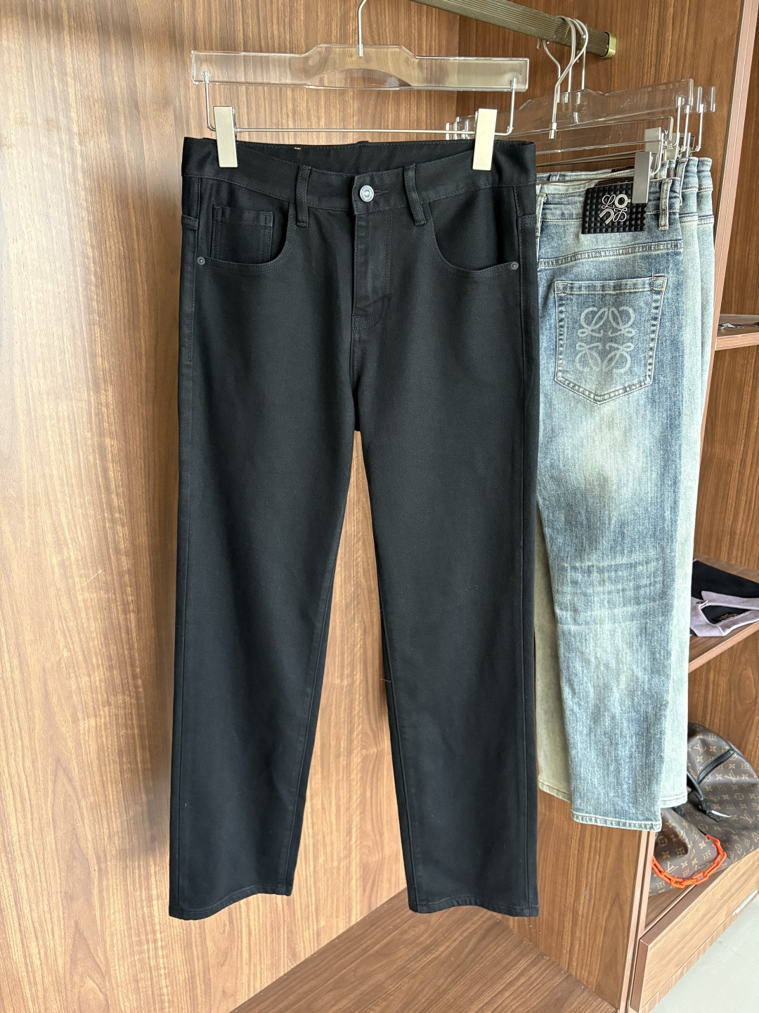 超级有范儿的一款牛仔裤，定制原版水洗牛仔面料，独特设计，顶级刺绣工艺字母图案logo，原版五金辅料装饰，