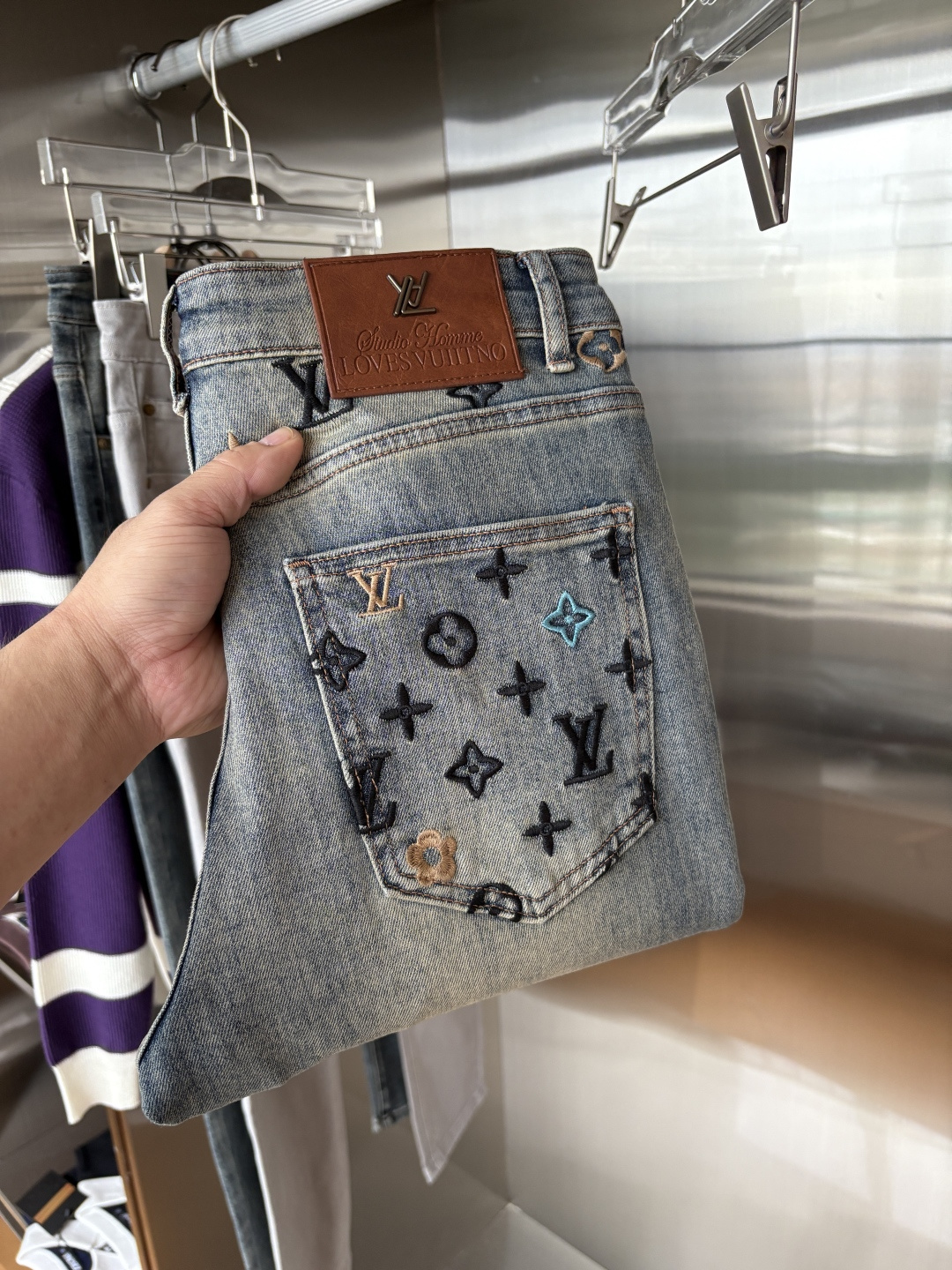 NO:519648,A super stylish jeans, customized original washing denim fabric, unique design, top-grade embroidery craft letter pattern logo, original hardware and auxiliary decoration, extremely superior jeans, the materials and craftsmanship are extremely luxurious and exquisite, the grade is extremely high, the upper body is handsome and stylish, recommended, 003 yards 29-38 without 35; 37, jeans, alexander wang19860909超级有范儿的一款牛仔裤,定制原版水洗牛仔面料,独特设计,顶级刺绣工艺字母图案logo,原版五金辅料装饰,极为翘楚的一款牛仔裤,用料与工艺都极致奢华精湛,档次极高,上身帅气有型,推荐,003码数29-38没35；37,,jeans,alexander wang,Men's clothing