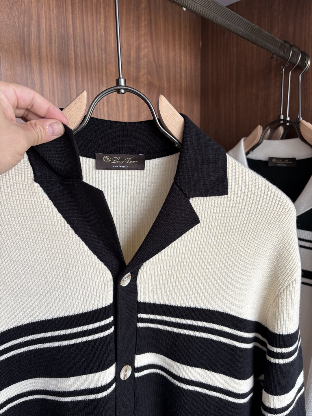 耗时王”菱形提花设计甄选超细优质纱线翻领短袖男士典藏款「耗时王」长袖针织奢雅工艺，触肤即高阶。• 匠心底