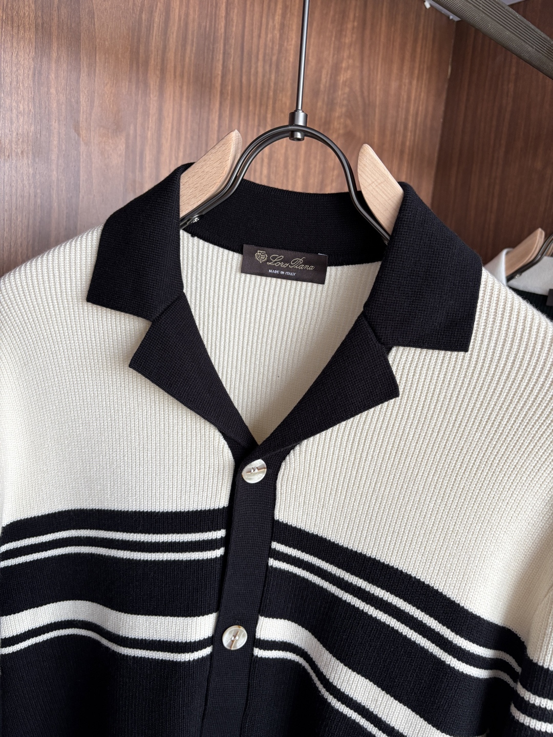 耗时王”菱形提花设计甄选超细优质纱线翻领短袖男士典藏款「耗时王」长袖针织奢雅工艺，触肤即高阶。• 匠心底