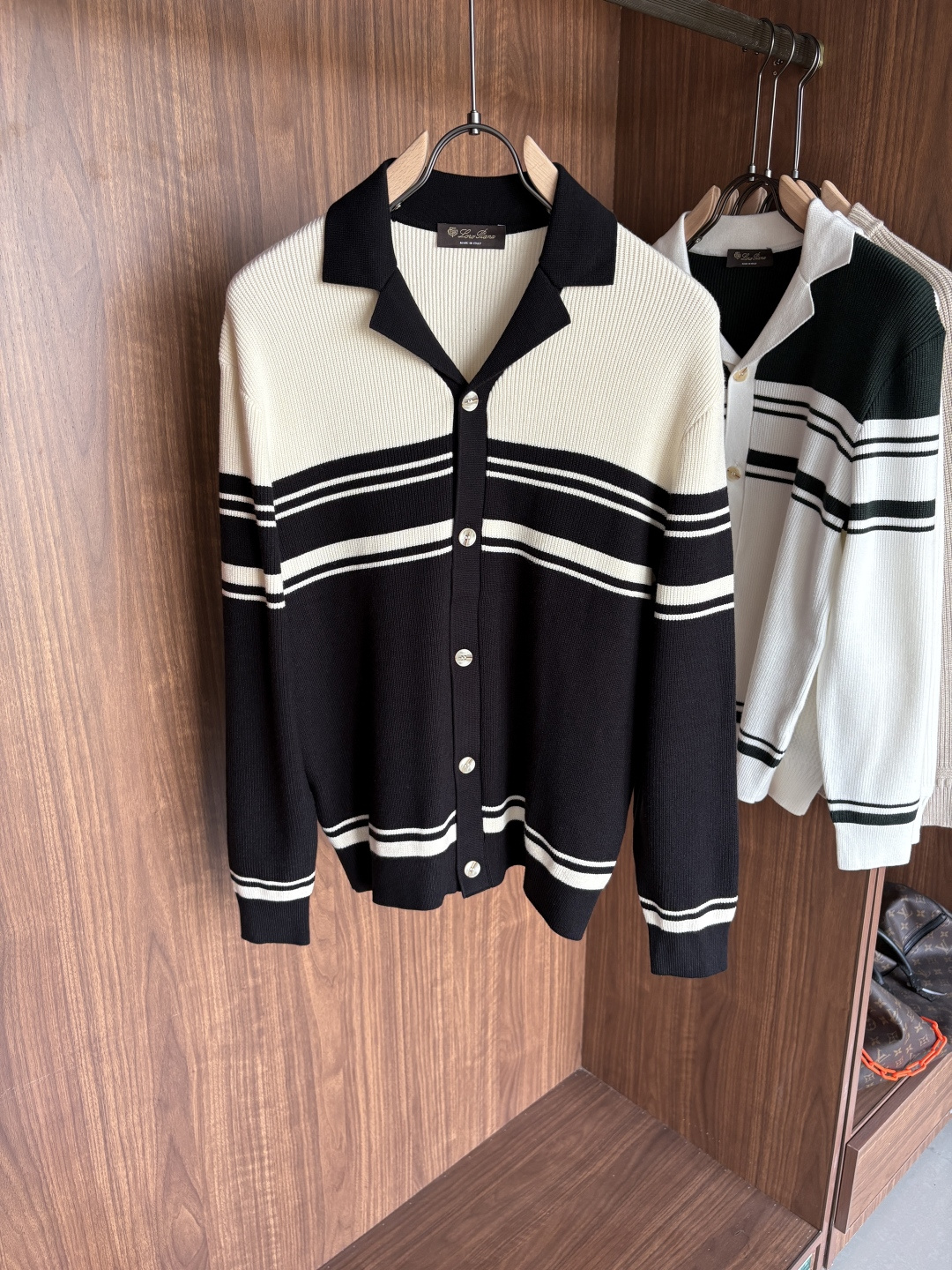 耗时王”菱形提花设计甄选超细优质纱线翻领短袖男士典藏款「耗时王」长袖针织奢雅工艺，触肤即高阶。• 匠心底