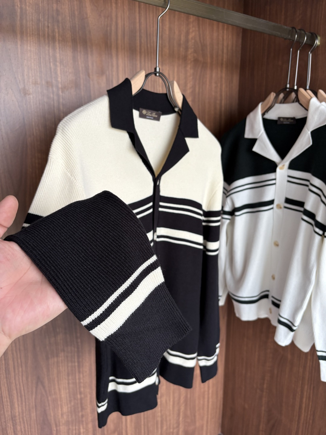 耗时王”菱形提花设计甄选超细优质纱线翻领短袖男士典藏款「耗时王」长袖针织奢雅工艺，触肤即高阶。• 匠心底